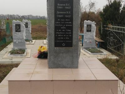 Братская могила советских воинов, погибших в боях с фашистскими захватчиками