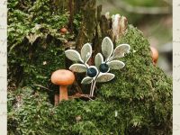 Деревянная брошка Дворникова А. "Веточка черники"