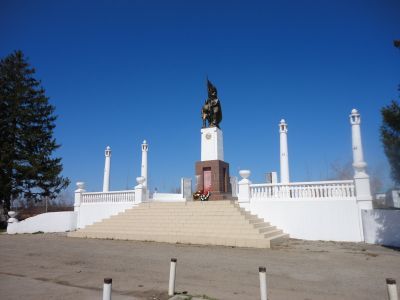 Братская могила советских воинов погибших в боях с фашистскими захватчиками