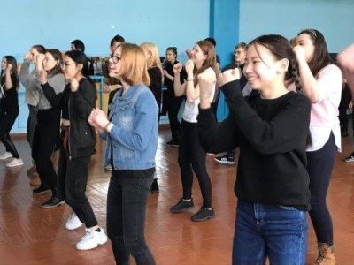 Усть-Янское отделение «Единой России» организовало спортивные танцы в День здоровья