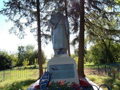 Братская могила 11 советских воинов, погибших в 1941 и 1943 гг. в боях с немецко-фашистскими захватчиками