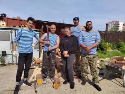 Десантура отметила праздник помощью семье добровольца