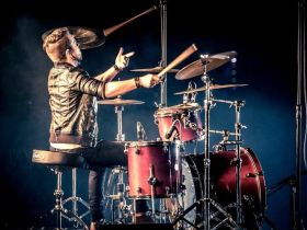 Игра на барабанах