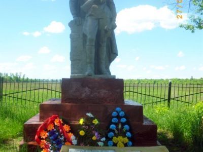 Воинское кладбище воинов Советской Армии, погибших в марте 1943 года. Захоронено 146 человек, установлено фамилий на 46 человек. Скульптура установлена в 1962 году