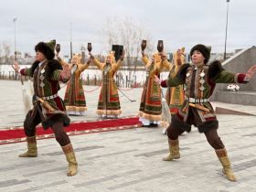 В Якутске состоялось возложение цветов к памятнику матери