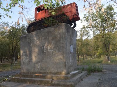 Памятник механизаторам колхоза "Волна революции", проложившим первую борозду