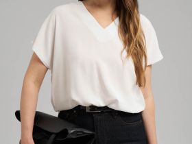 Свободная блузка с v-вырезом