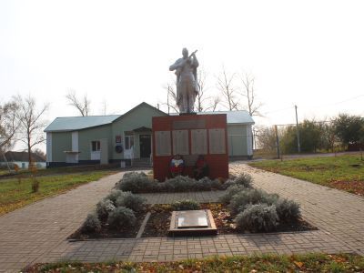 Братская могила советских воинов, погибших в боях с фашистскими захватчиками в 1943 году. Захоронено 23 человека, имена 6 человек установлены. Скульптура советского воина
