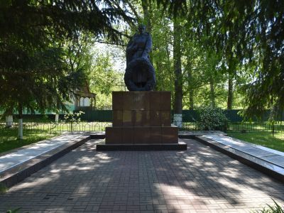 Братская могила советских воинов