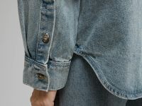 Джинсовая рубашка свободного силуэта