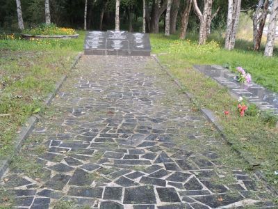 Обелиск на братской могиле членов Кемского уездного Совета, расстрелянных интервентами в 1918 г., памятные знаки на могилах воинов, погибших в годы Великой Отечественной войны 1941-1945 гг.