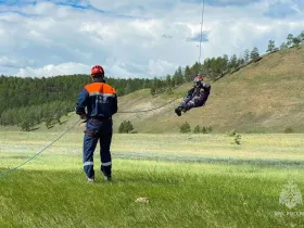 В Якутии спасатели МЧС отработали навыки по десантированию с вертолета
