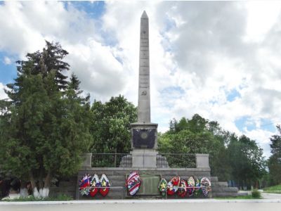 Братская могила партизан 1-й Курской партизанской бригады, погибших в борьбе с немецко-фашистскими захватчиками в 1941-1943 годах. Захоронено 140 человек. Обелиск установлен в 1947 году