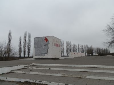 Скульптурный памятник артиллеристам батареи Оганова с элементами благоустройства