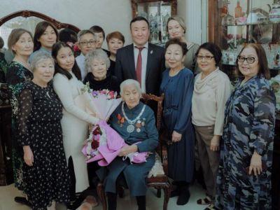 Медаль 80-летия Победы вручили в Якутске ветерану тыла Федоре Ивановой в день ее 103-летия