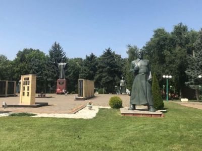 Братская могила советских воинов, погибших в боях с фашистскими захватчиками