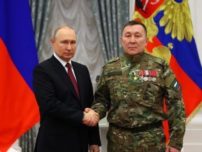 Владимир Путин вручил звезду Героя России якутянину Александру Колесову