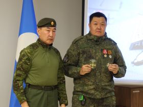 Нагрудные знаки добровольцев вручили участникам СВО в Якутии