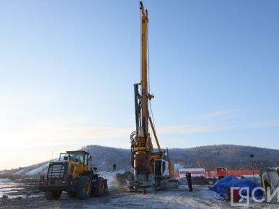 Забетонировано 20 свай первой опоры Ленского моста в Якутске