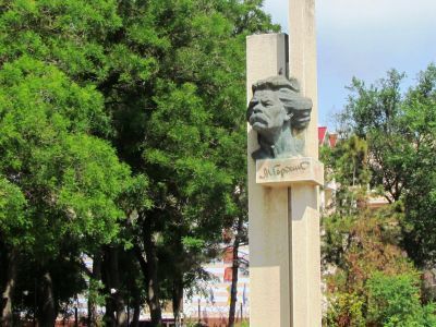 Памятник А.М.Горькому (скульптор А.Е.Шмаков, архитекторы Н.Д.Одегов, А.А.Бородюк)