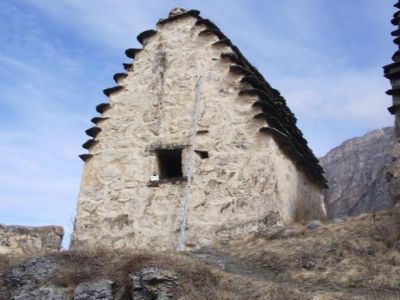 Склеп наземный с двухскатной ступенчатой кровлей 17