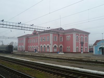 Здание железнодорожного вокзала, которое в августе 1919 г. защищал отряд красноармейцев под командованием писателя-комиссара Вермишева Александра Александровича, замученного белогвардейцами