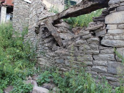 Камни с арабской надписью и изображением