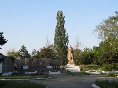 Братская могила советских воинов