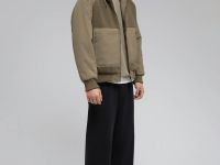 Утепленный бомбер с капюшоном