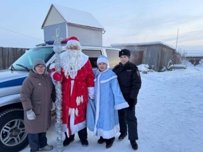 Полицейские Амгинского района вручили подарки юным якутянам