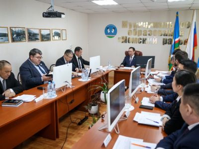 Айсен Николаев провел совещание по развитию Момского района Якутии