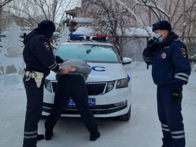 Нападение на женщину в подъезде, угоны, кража: обзор происшествий за 3 марта в Якутии