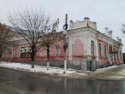 Здание общественное, в котором во время белогвардейского мятежа был убит командир Красной гвардии полка Шатров