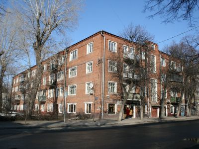 Здание, где в 1934  -  1964  гг. жил выдающийся татарский  ученый- языковед, профессор  Фазлуллин Мухаметхан Ашрафович