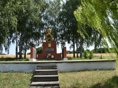 Братская могила советских воинов, погибших в боях с фашистскими захватчиками в 1943 году. Захоронено 30 человек, имена 8 человек установлены. Скульптура советского воина с венком