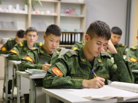 Ученикам Якутской кадетской школы старшие товарищи преподают уроки мужества