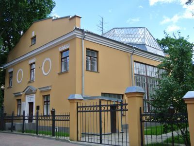 Дом, в котором в 1947-1953 гг. жила и работала выдающийся советский скульптор В.И.Мухина