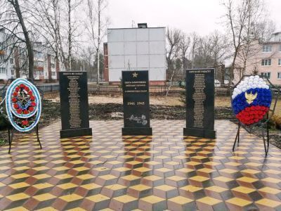 Братская могила 12 советских воинов, погибших в 1941 и 1943 гг. в боях с немецко-фашистскими захватчиками