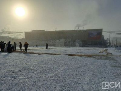 В Якутске на площади Ленина началось обустройство катка