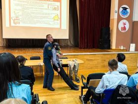 Сотрудники МЧС провели уроки безопасности в образовательных учреждениях Якутии