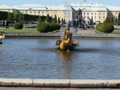 Пруд с фонтаном