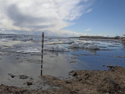 Ледоход на реке Лене проходит возле Якутска