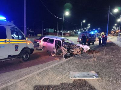 В Якутске иномарка на высокой скорости врезалась в уличный столб, водитель скончался