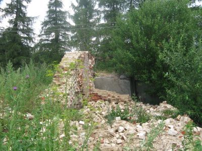 Ограда из красного кирпича