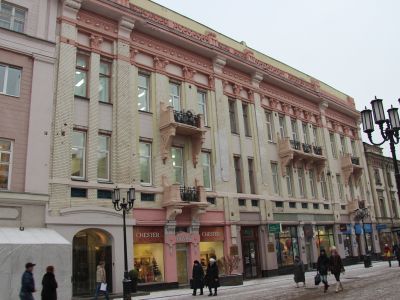 Здание, в котором с 1920 по 1930 гг. размещалась редакция газеты "Нижегородская коммуна". Здесь в разные годы бывали Горький Алексей Максимович, Маяковский Владимир Владимирович, Серафимович Александр Серафимович, Чкалов Валерий Павлович