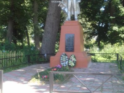 Братская могила 46 советских воинов и партизан, погибших в 1941-1943 гг. в боях с немецко-фашистскими захватчиками