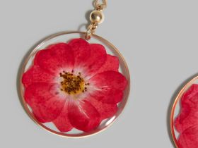 Серьги из эпоксидной смолы с цветком