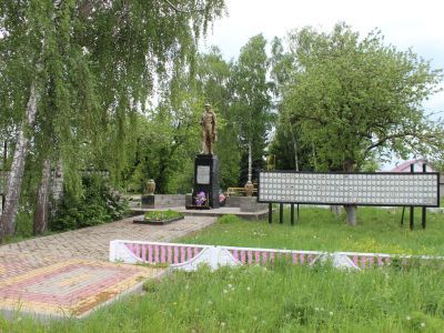 Братская могила советских воинов, погибших в боях с фашистскими захватчиками в 1943 году. Захоронено 73 человека, имена 3 человек установлены. Скульптура советского воина с автоматом