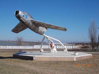 Самолет МИГ - памятник воинам 4-й Воздушной Армии