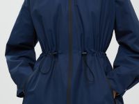 Плащ со съемным капюшоном и поясом на кулиске